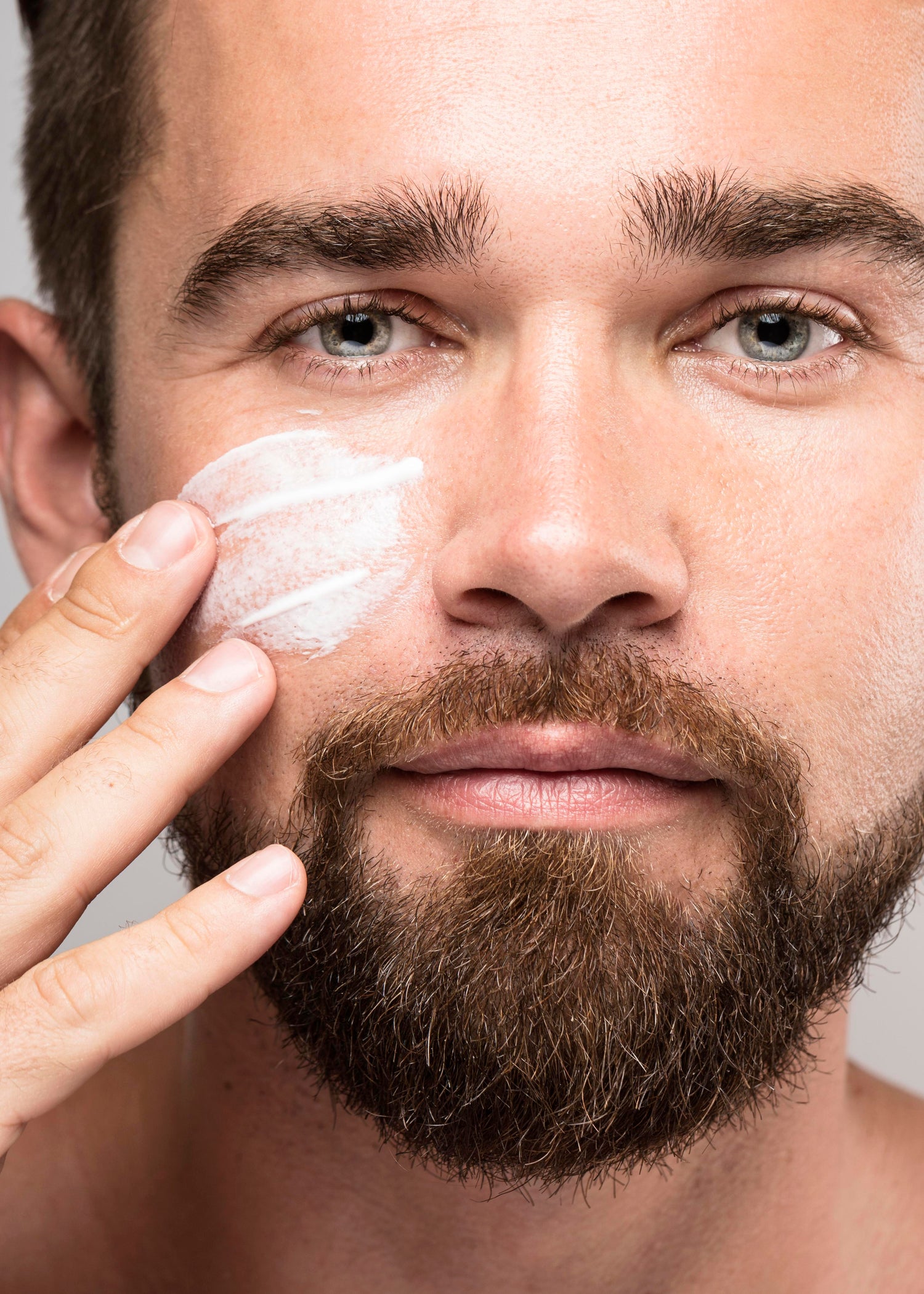 Hombre aplicando crema facial Youth Elixir from Ibiza – Cosmética facial masculina Locco Ibiza