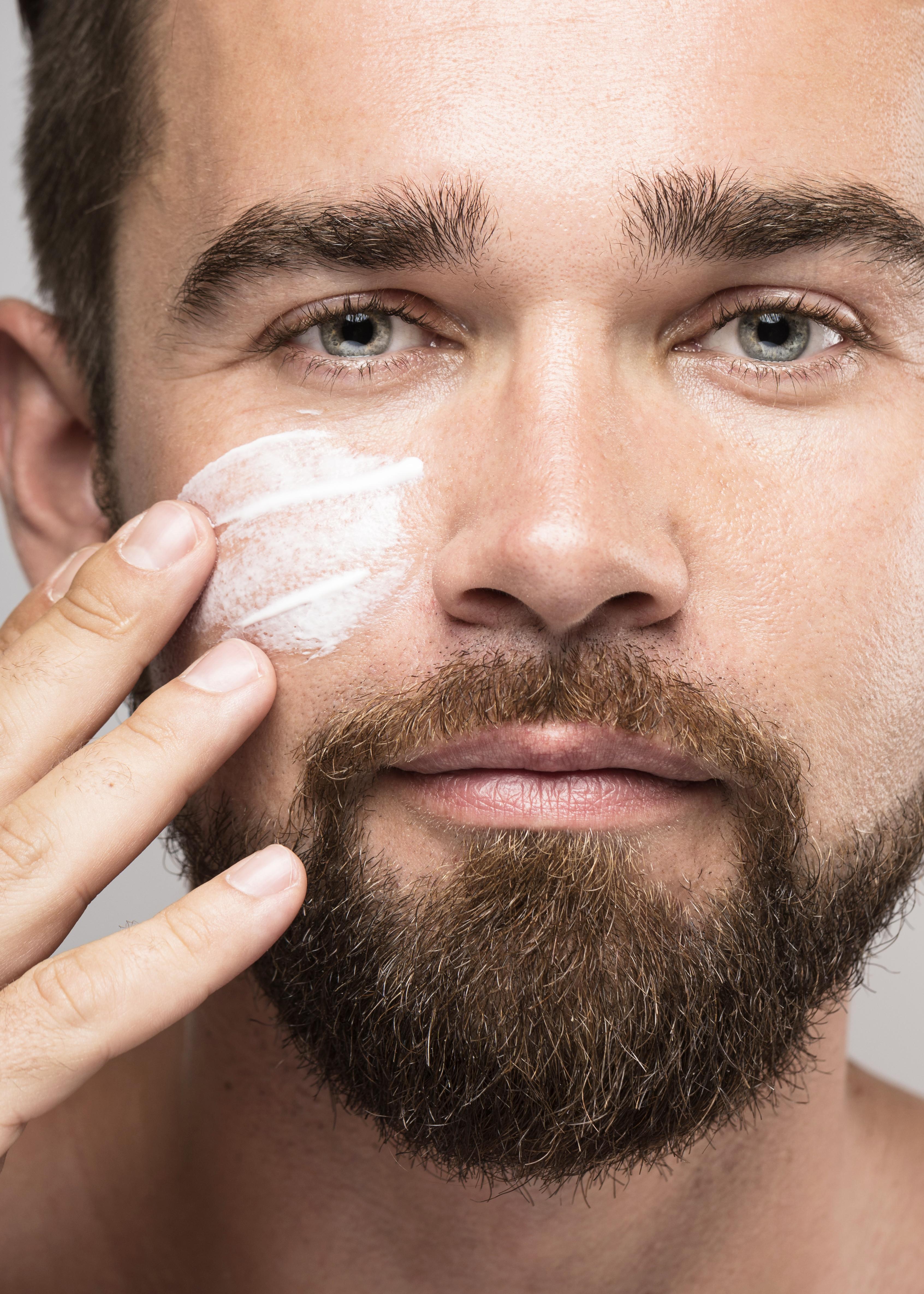 Hombre aplicando crema facial Youth Elixir from Ibiza – Cosmética facial masculina Locco Ibiza