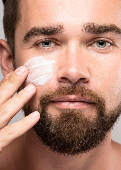Hombre aplicando crema facial Youth Elixir from Ibiza – Cosmética facial masculina Locco Ibiza