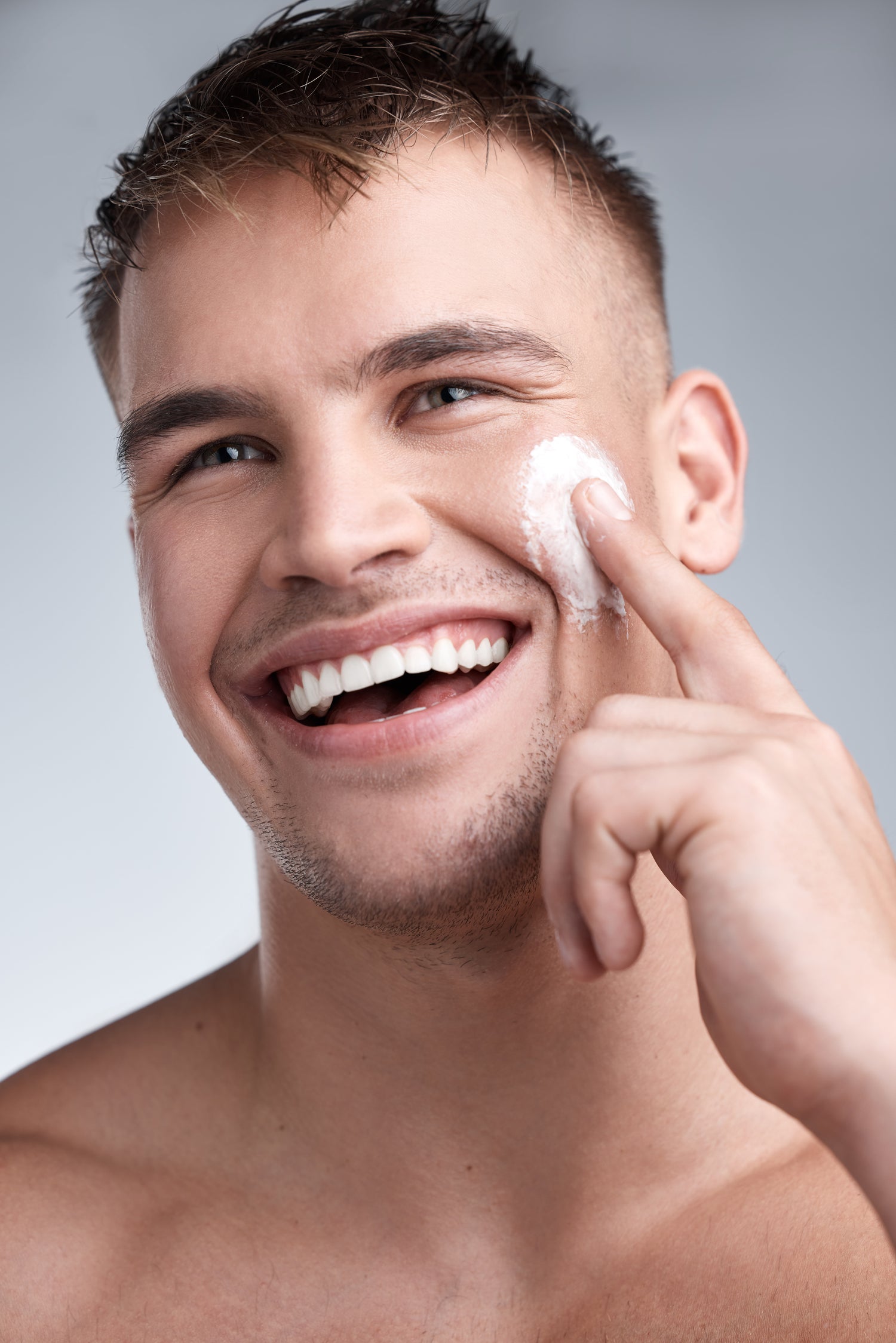Hombre aplicando hidratante facial Locco Ibiza – Cosmética masculina antiedad natural