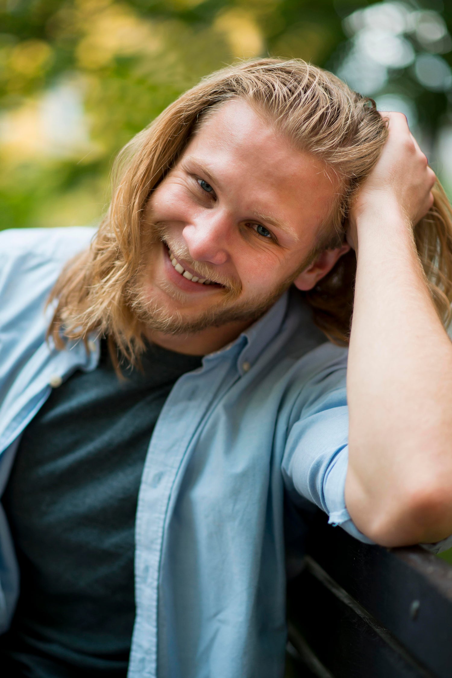 Hombre con estilo usando Hair Wax Dust Locco Ibiza – Cera en polvo para cabello con volumen