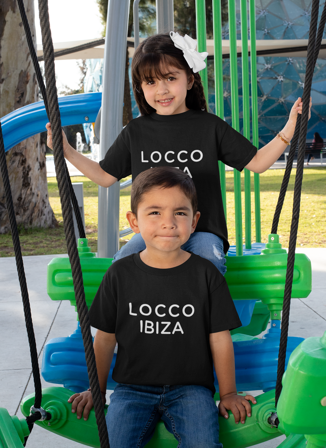 Niños con camiseta Locco Ibiza jugando – Línea infantil merch cosmética Ibiza