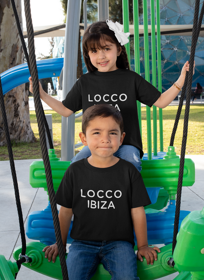 Niños con camiseta Locco Ibiza jugando – Línea infantil merch cosmética Ibiza