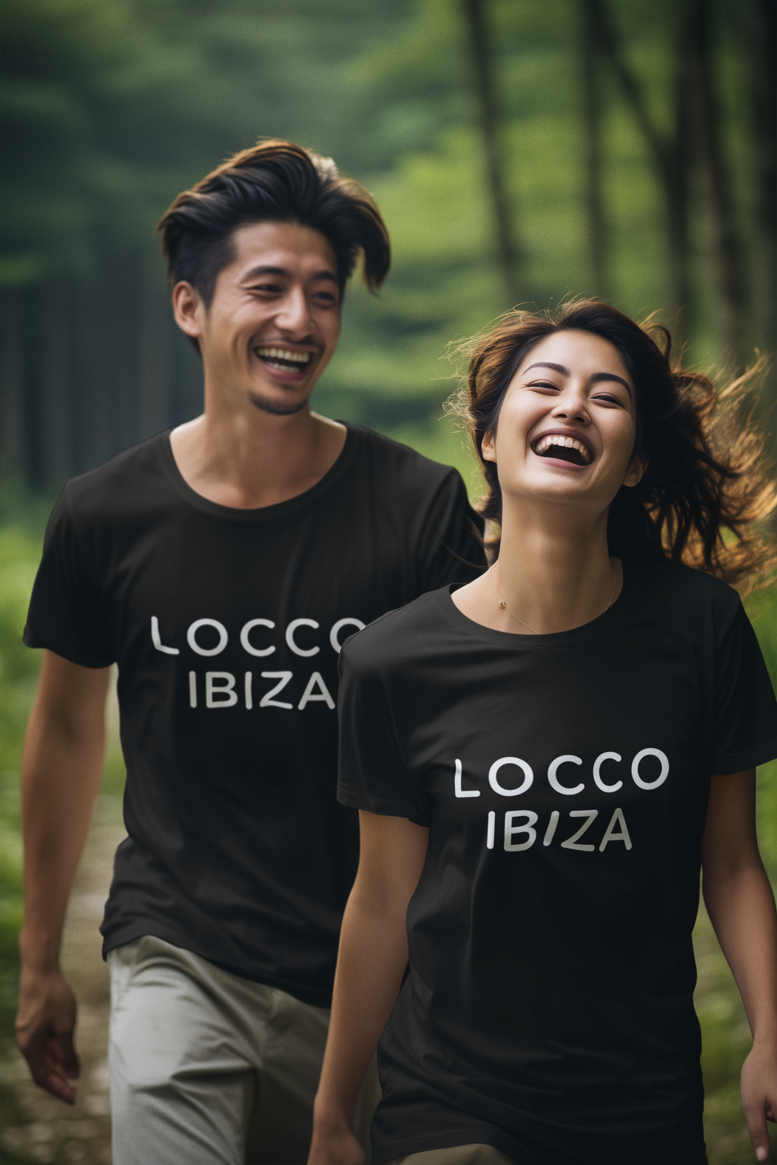 Pareja con camiseta Locco Ibiza en exterior – Merch cosmética natural Ibiza